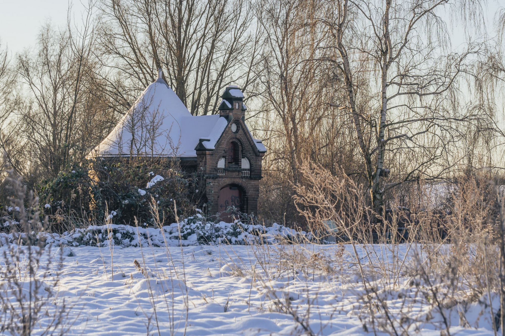 Kaltehofer Schieberhäuschen in der Schneelandschaft