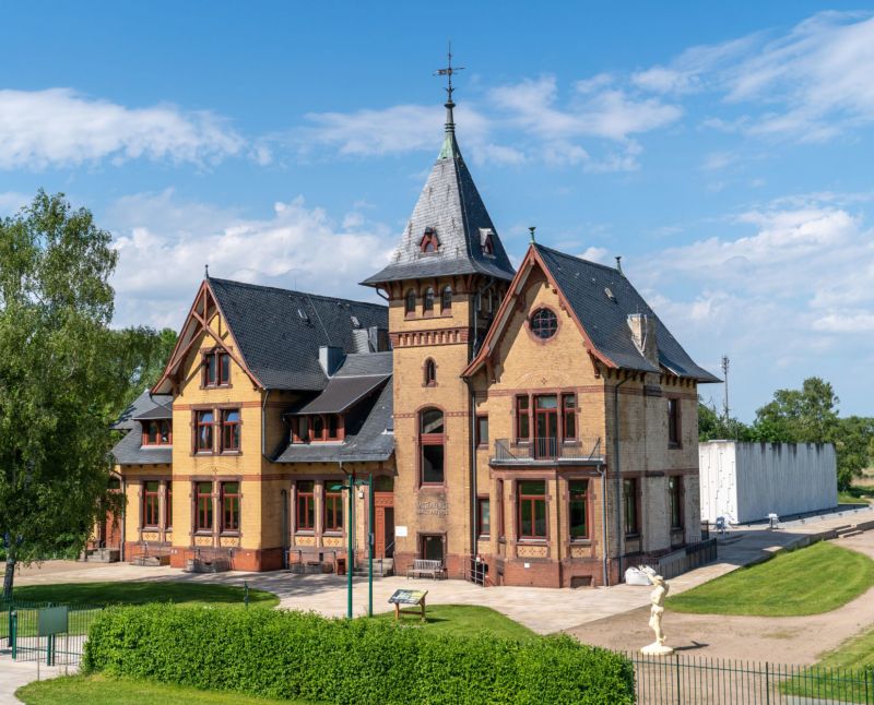 Blick auf die Villa Kaltehofe und das Industriedenkmal