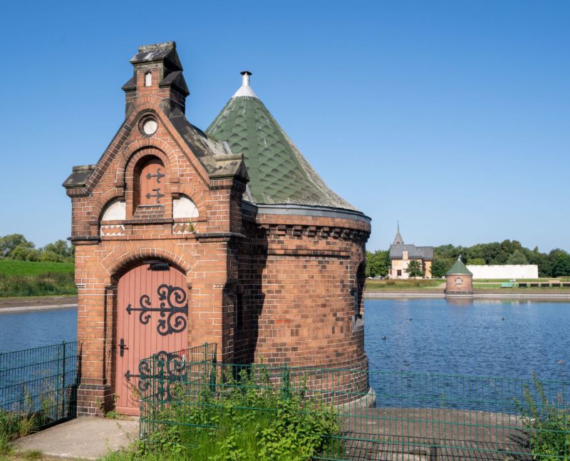 Blick auf die Villa Kaltehofe und das Industriedenkmal