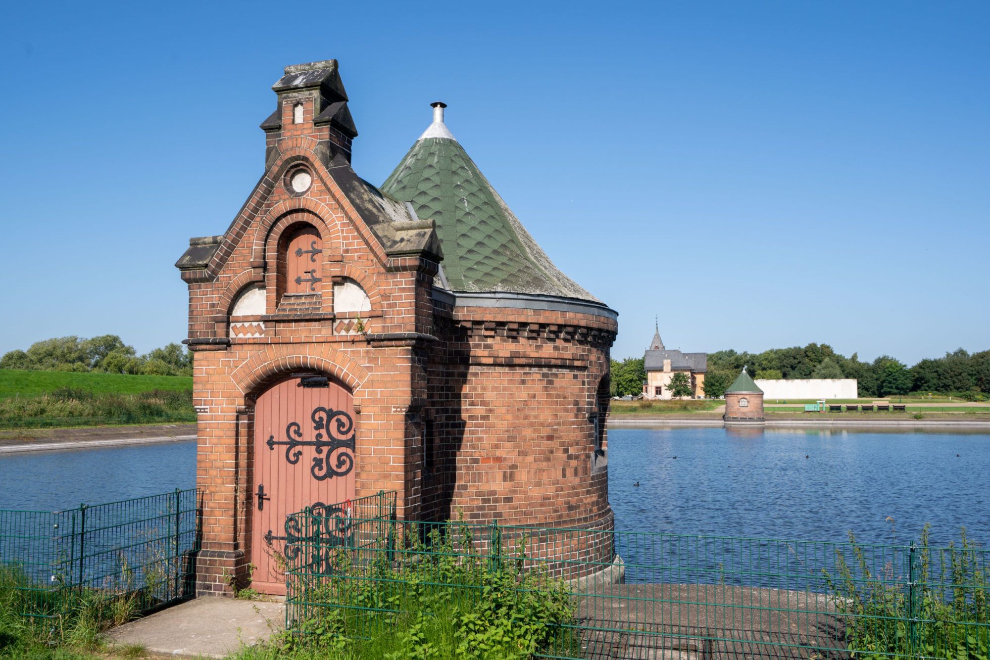 Schieberhäuschen mit alter Villa und Neubau im Hintergrund