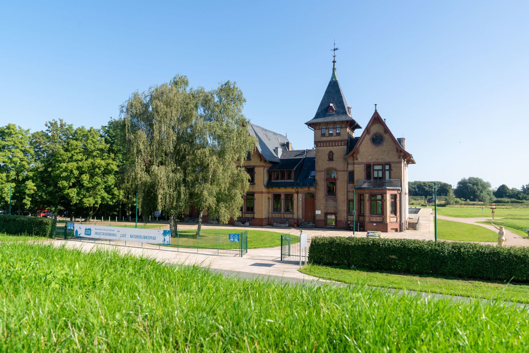 Blick vom Deich auf die Villa Kaltehofe und das Gelände
