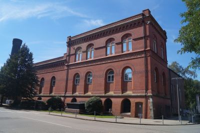 Blick auf das historische Pumpengebäude, in dem das WasserForum ist.