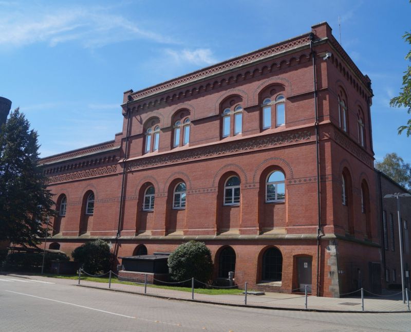 Blick auf das historische Pumpengebäude, in dem das WasserForum ist.
