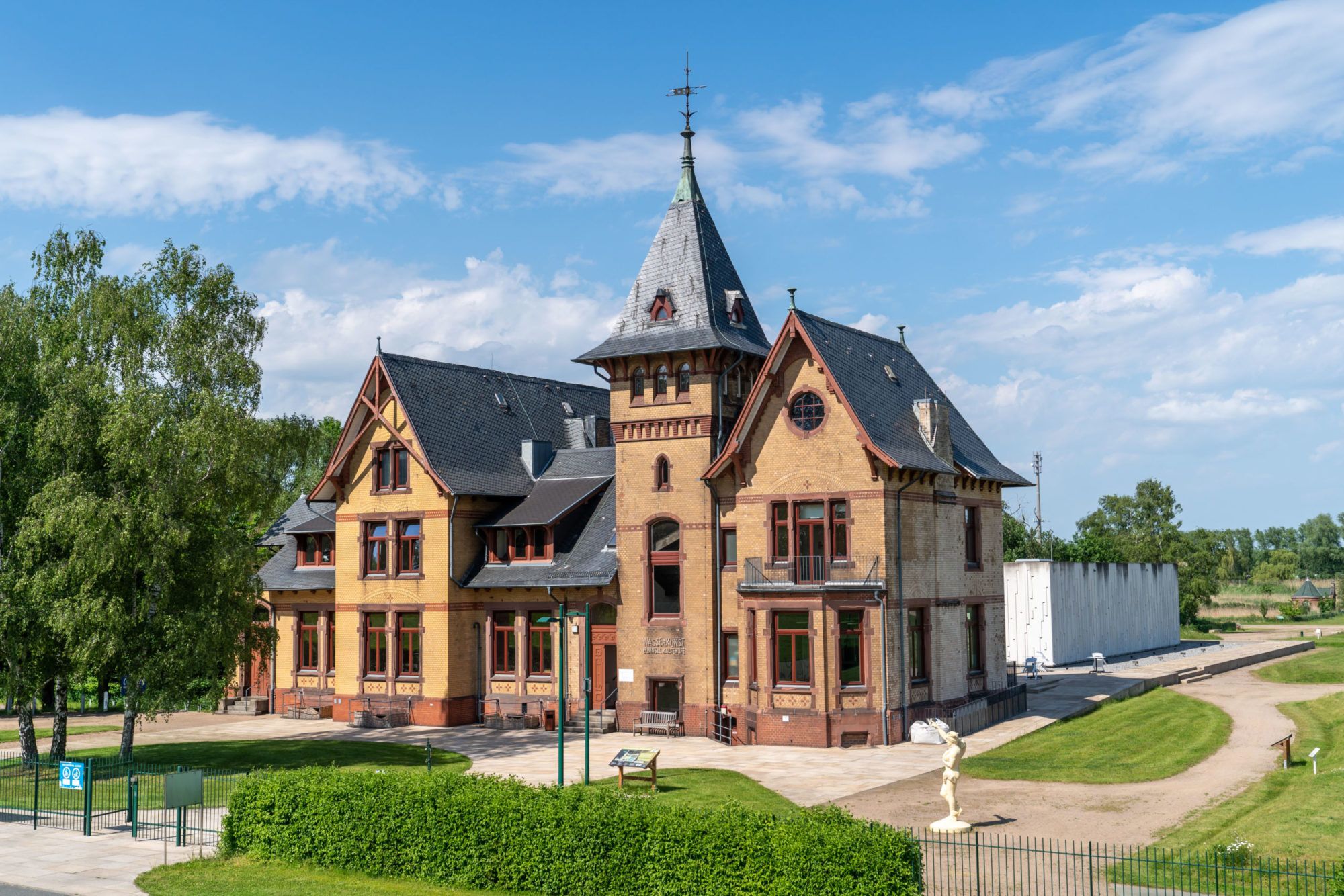 Blick vom Deich auf die Villa Kaltehofe und das Gelände