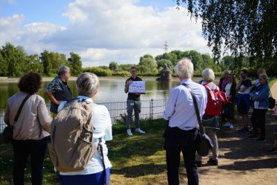 Blick auf eine Führung über das Industriedenkmal an einem der Becken