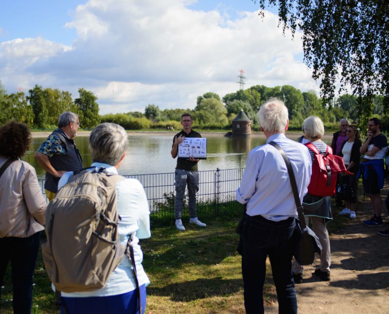 Blick auf eine Führung über das Industriedenkmal an einem der Becken