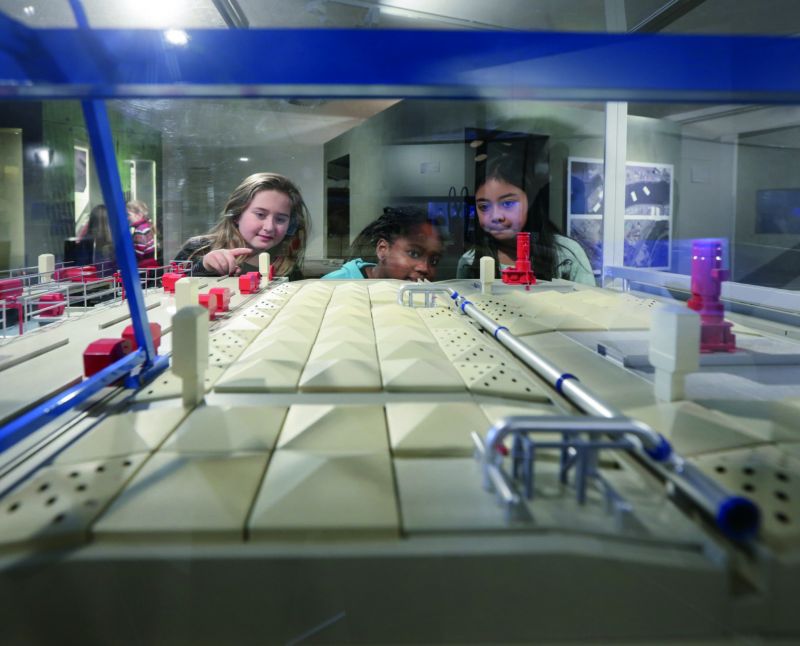 Blick auf eine Führung über das Industriedenkmal an einem der Becken