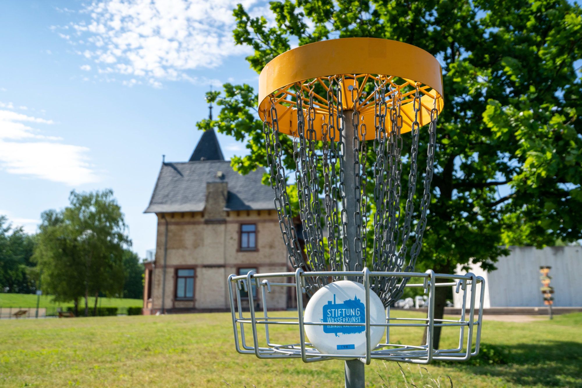 Blick vom Deich auf die Villa Kaltehofe und das Gelände