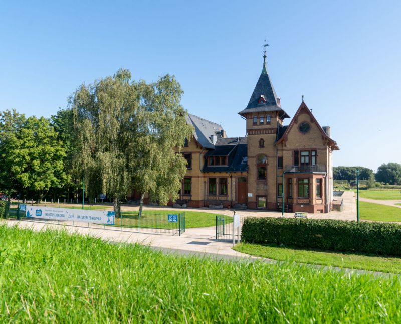 Blick vom Deich auf die Villa Kaltehofe und das Gelände