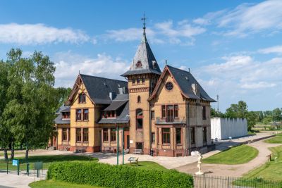 Blick vom Deich auf die Villa Kaltehofe und das Gelände